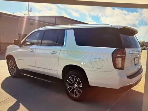 Used 2021 Chevrolet Suburban LT w/ LT Signature Package RWD image 3