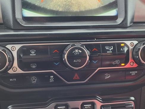 Used 2018 Jeep Wrangler Unlimited Sahara w/ Uconnect 4C Nav & Sound Group AWD/4WD image 6