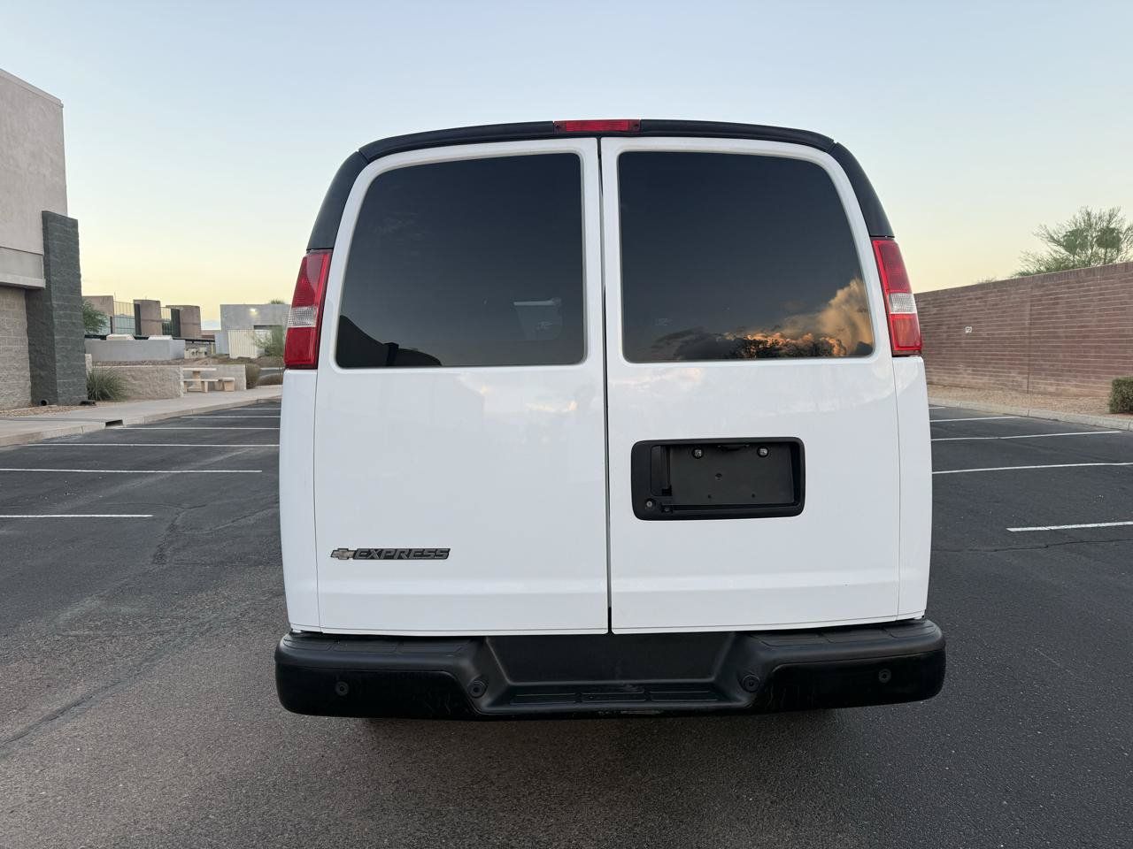 Used 2017 Chevrolet Express 2500 RWD image 4