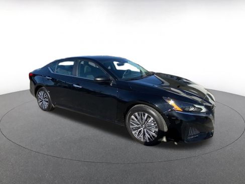 Used 2025 Nissan Altima 2.5 SV image 2
