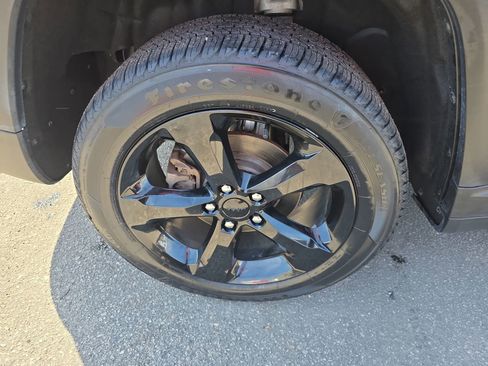 Used 2023 Jeep Grand Cherokee Limited w/ Black Appearance Package image 35