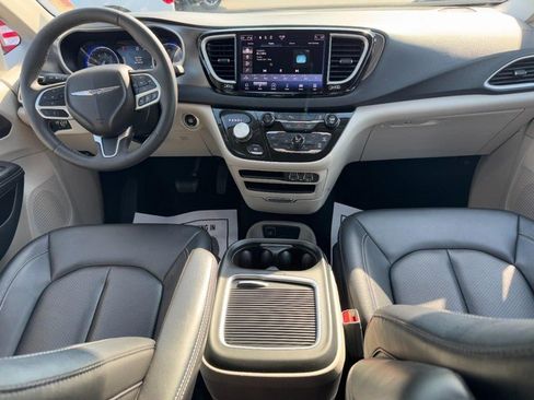 Used 2024 Chrysler Pacifica Touring-L FWD image 14