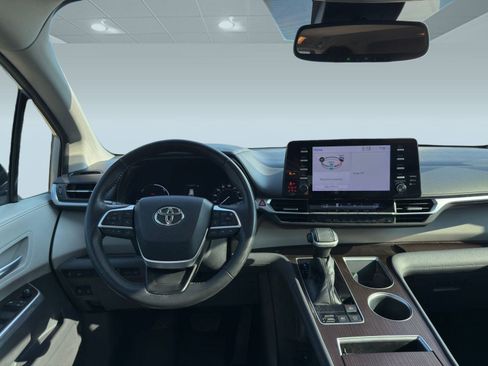 Used 2022 Toyota Sienna XLE image 25