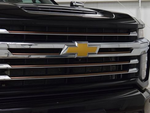 Used 2022 Chevrolet Silverado 2500 High Country w/ Z71 Off-Road Package AWD/4WD image 11
