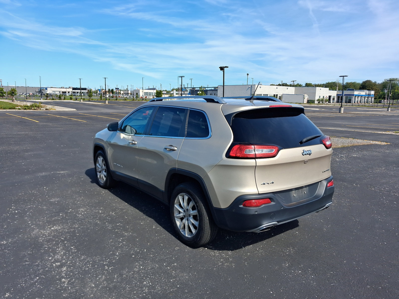 Used 2015 Jeep Cherokee Limited w/ Luxury Group AWD/4WD image 3