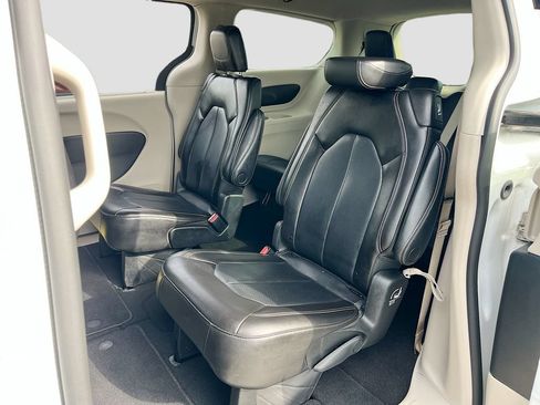 Certified 2023 Chrysler Pacifica Touring-L FWD image 23
