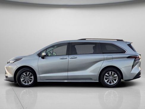Used 2024 Toyota Sienna XLE image 19