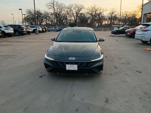 Used 2025 Hyundai Elantra SEL image 2