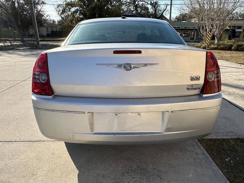 Used 2010 Chrysler 300 Touring RWD image 6