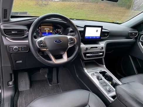 Used 2022 Ford Explorer XLT w/ Equipment Group 202A image 18