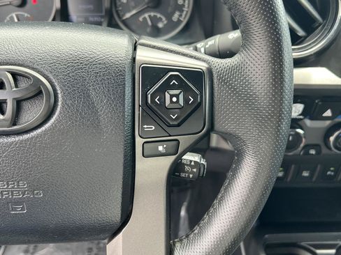 Used 2017 Toyota Tacoma TRD Sport AWD/4WD image 33