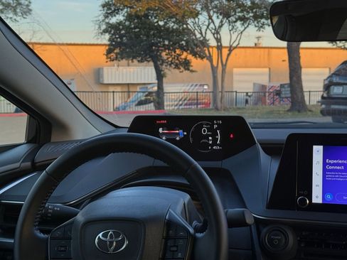 Used 2025 Toyota Prius LE image 34