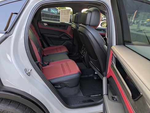 Used 2025 Porsche Cayenne GTS AWD/4WD image 34