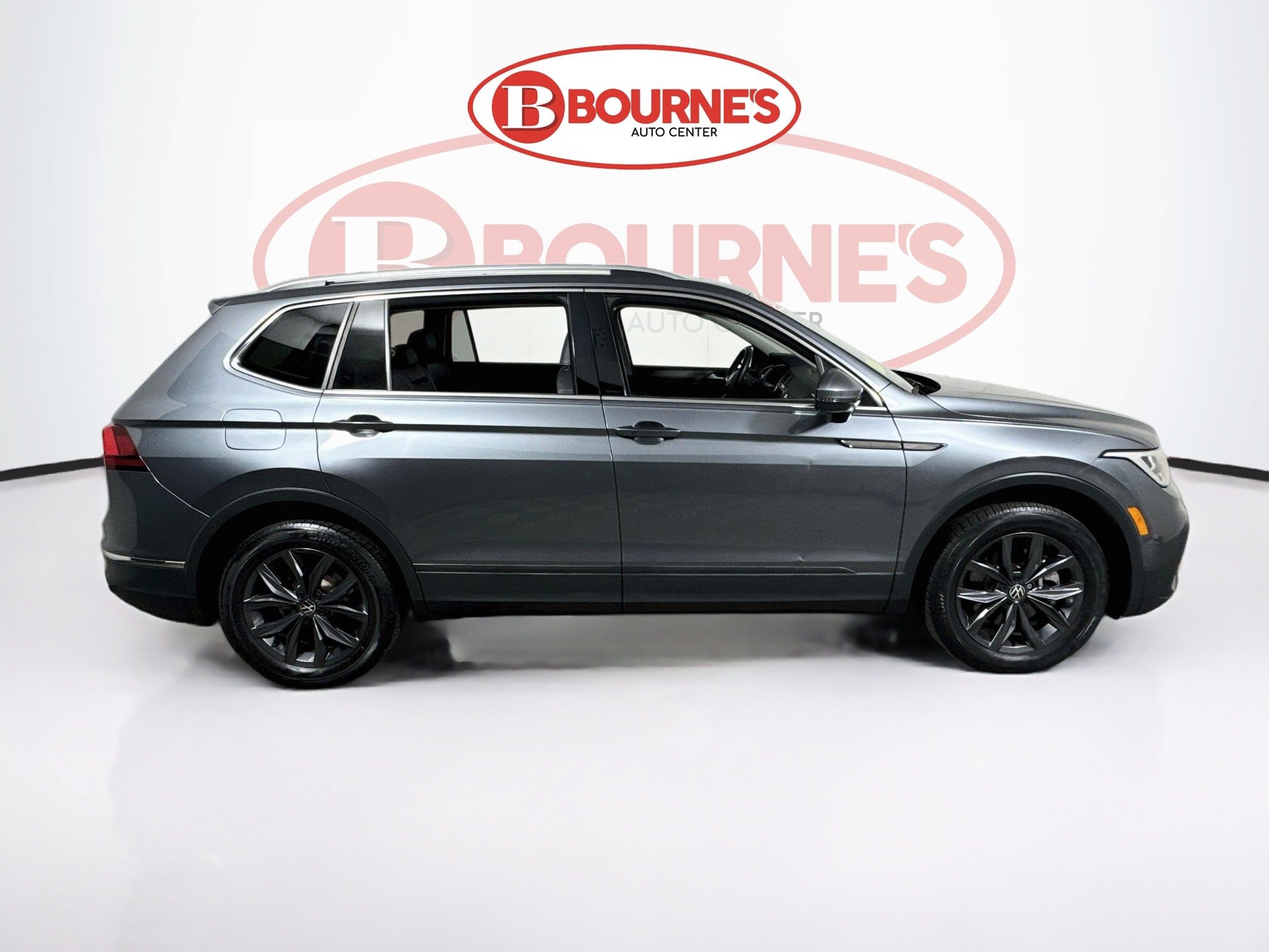 Used 2023 Volkswagen Tiguan SE w/ Panoramic Sunroof Package AWD/4WD image 12