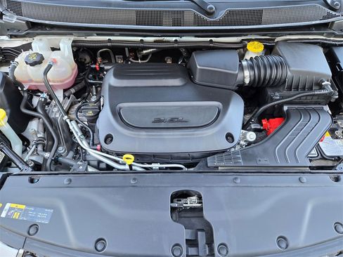 Used 2024 Chrysler Pacifica Touring-L image 34