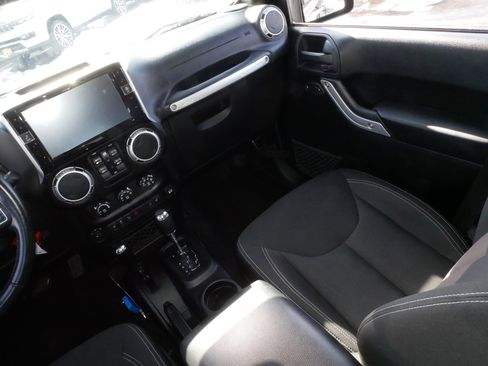 Used 2016 Jeep Wrangler Unlimited Sahara w/ Connectivity Group image 11