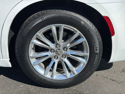 Used 2018 Chrysler 300 Touring L image 8