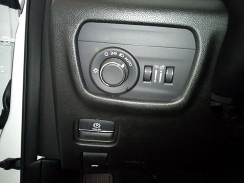 Used 2024 Jeep Grand Cherokee Altitude image 13