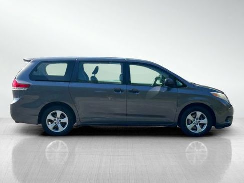 Used 2013 Toyota Sienna L w/ Towing Pkg FWD image 3