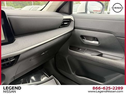 Used 2025 Nissan Kicks SV AWD/4WD image 28