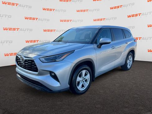 Used 2023 Toyota Highlander LE image 1