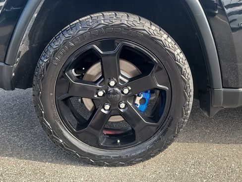 Used 2019 Jeep Grand Cherokee Laredo RWD image 6