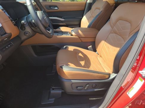 Certified 2025 Nissan Pathfinder Platinum w/ Cargo Package FWD image 17