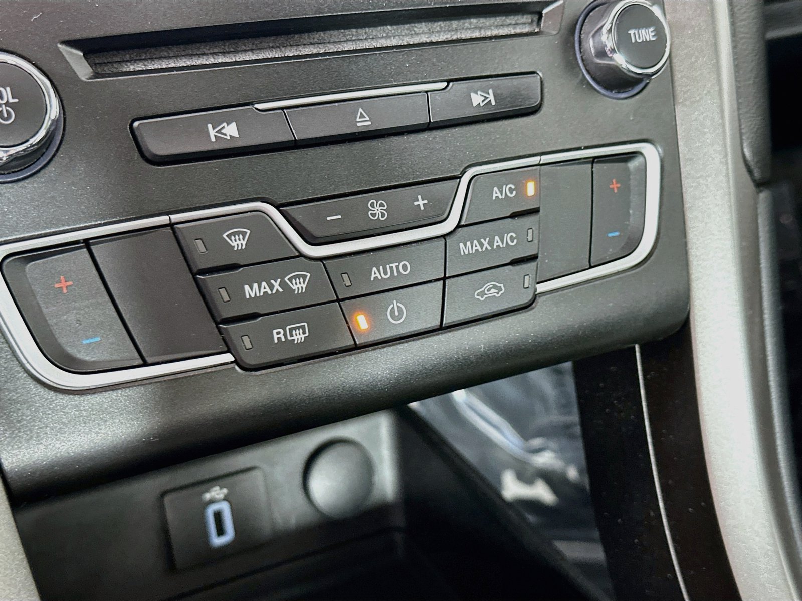 Used 2017 Ford Fusion SE w/ Equipment Group 201A FWD image 16