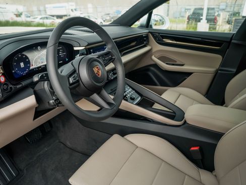 Certified 2025 Porsche Macan Electric image 4