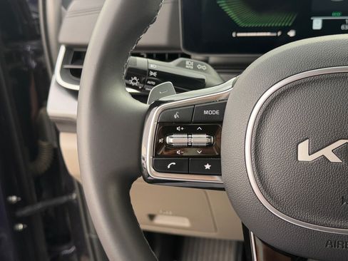 Certified 2025 Kia Carnival LXS FWD image 22