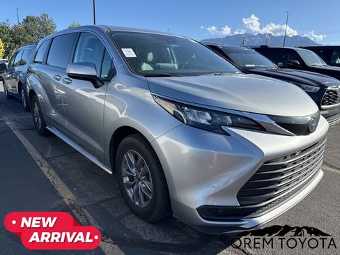 Used 2024 Toyota Sienna LE FWD image 6