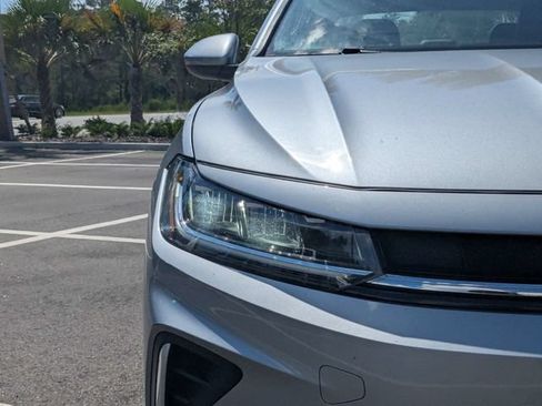 Used 2025 Volkswagen Jetta SE FWD image 9
