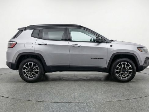 Used 2025 Jeep Compass Trailhawk image 11