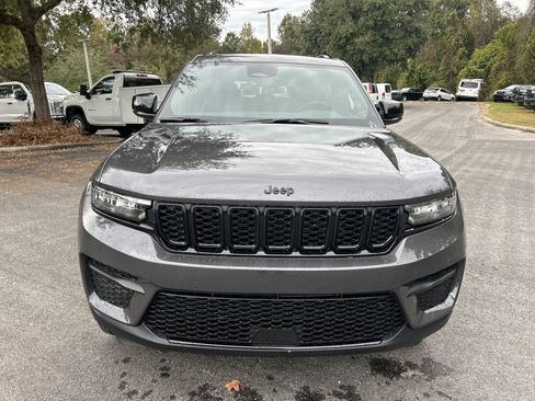New 2025 Jeep Grand Cherokee Altitude image 2