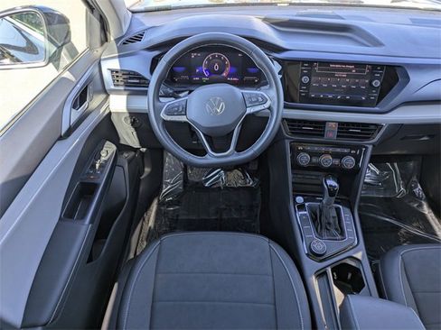 Certified 2024 Volkswagen Taos SE image 17
