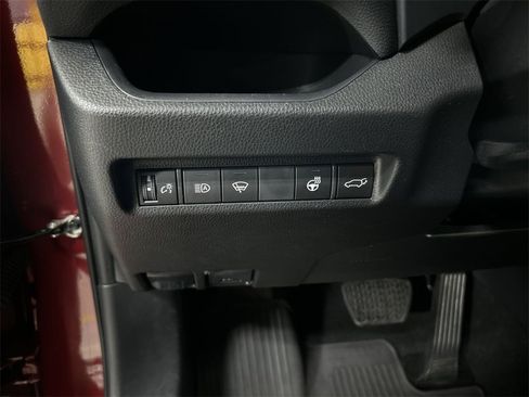 Used 2021 Toyota RAV4 XLE Premium image 17