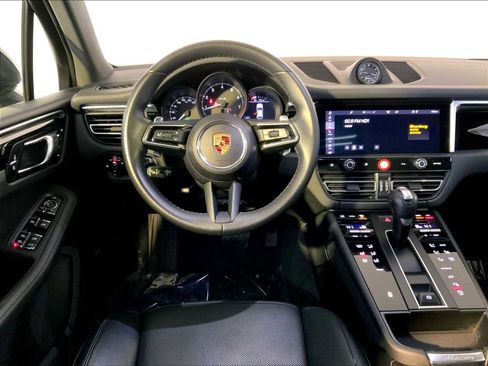 Certified 2024 Porsche Macan image 13