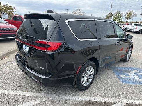 New 2026 Chrysler Pacifica Select image 30