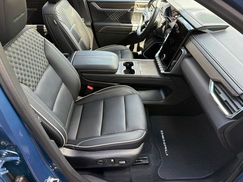 Used 2025 GMC Acadia Denali AWD/4WD image 12