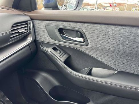 Used 2023 Nissan Rogue SV image 27