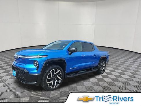Certified 2025 Chevrolet Silverado EV RST AWD/4WD image 1