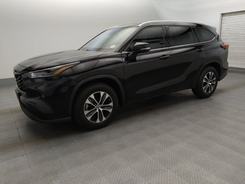 Used 2022 Toyota Highlander XLE FWD image 2