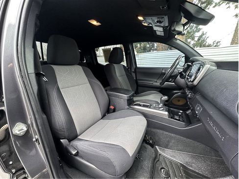 Used 2020 Toyota Tacoma TRD Off-Road w/ Technology Package image 4