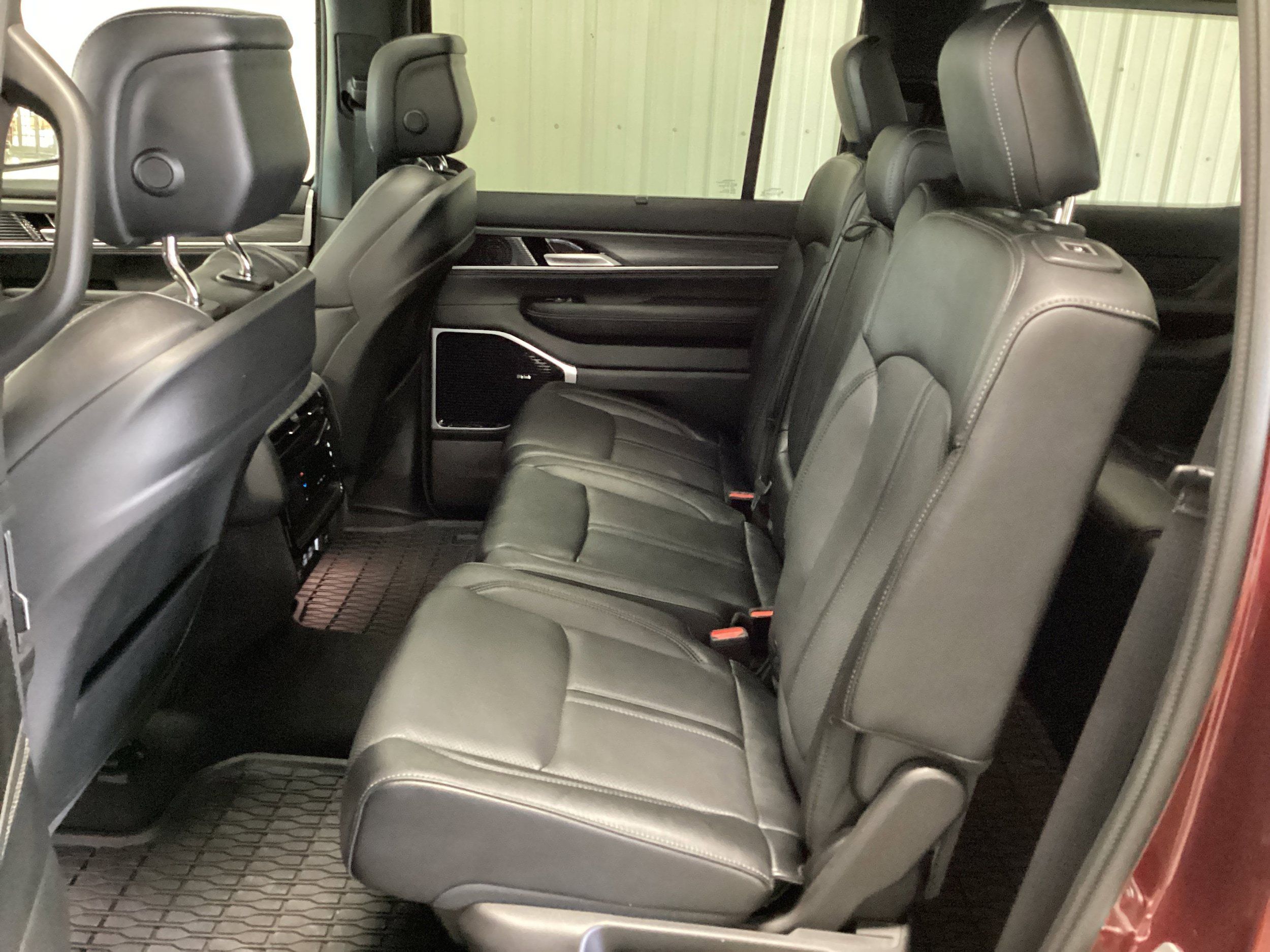 Used 2024 Jeep Wagoneer Series III w/ Premium Group I AWD/4WD image 32