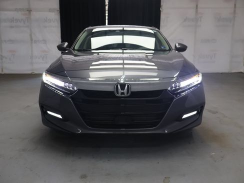 Used 2018 Honda Accord Touring image 2