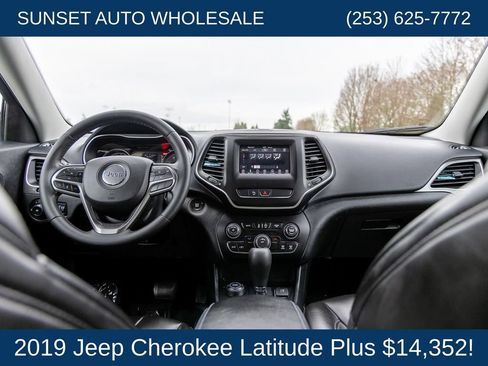 Used 2019 Jeep Cherokee Latitude Plus AWD/4WD image 43