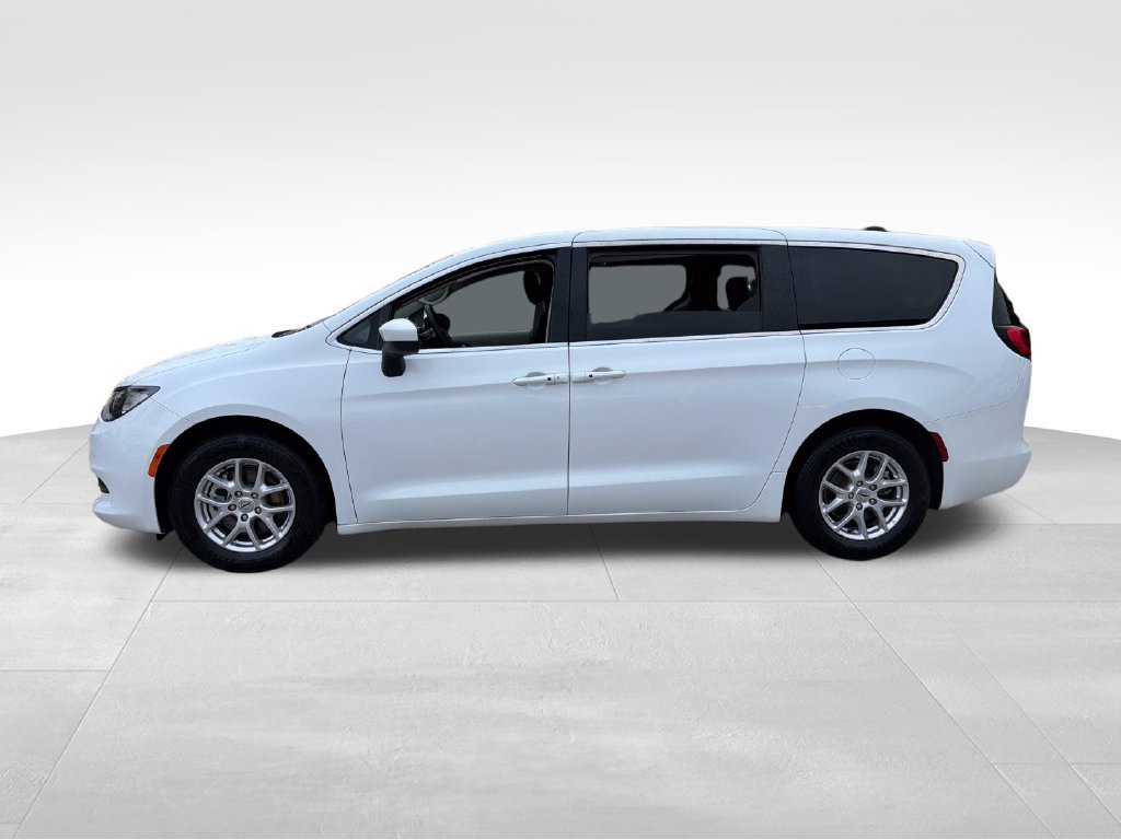Used 2023 Chrysler Voyager LX FWD image 4