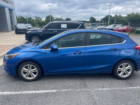 Used 2017 Chevrolet Cruze LT w/ Convenience Package FWD image 4
