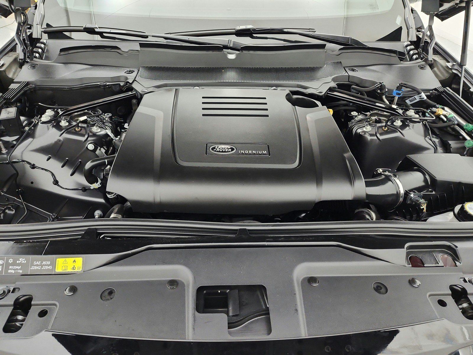Used 2024 Land Rover Discovery Dynamic SE AWD/4WD image 17