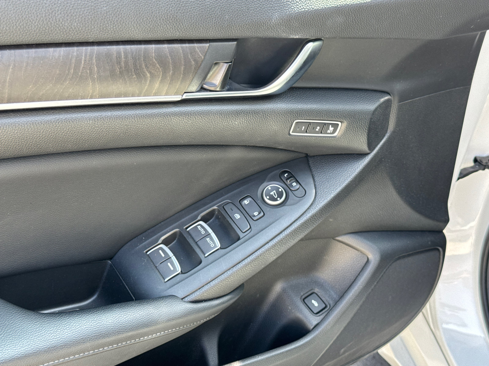 Used 2018 Honda Accord EX-L image 18